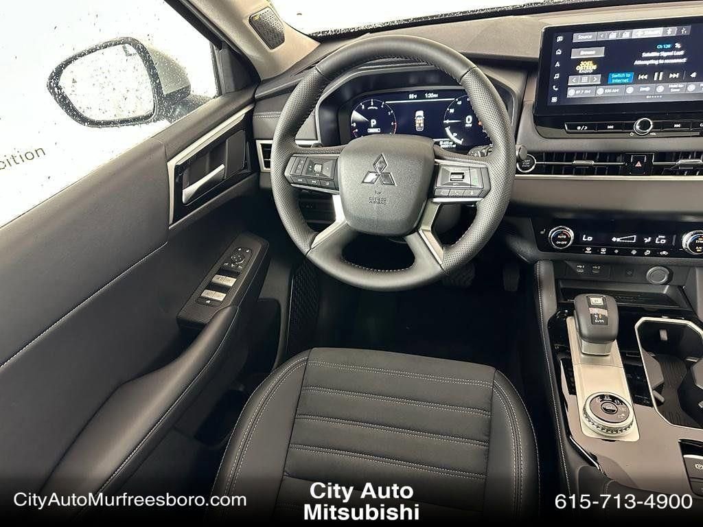 New 2025 Mitsubishi Outlander SE image 19