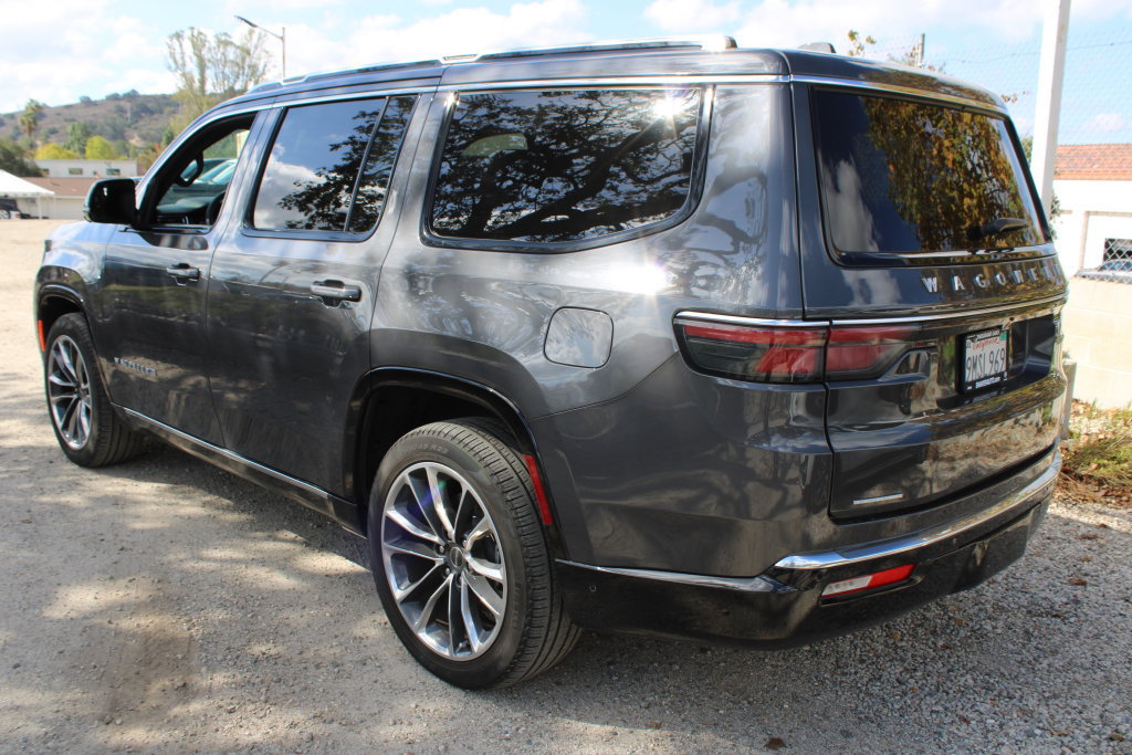 Used 2023 Jeep Wagoneer Series III w/ Premium Group I AWD/4WD image 6