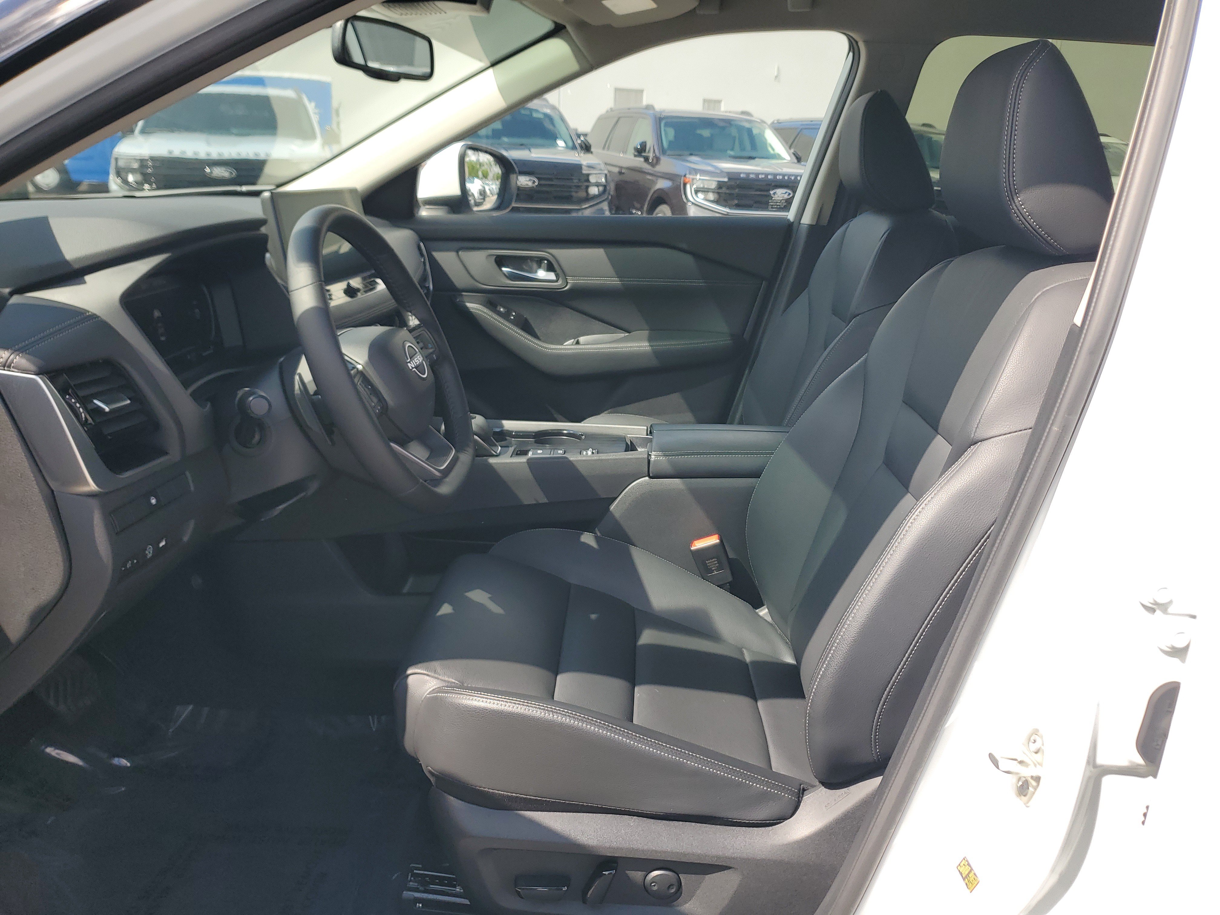 Used 2025 Nissan Rogue SL FWD image 11