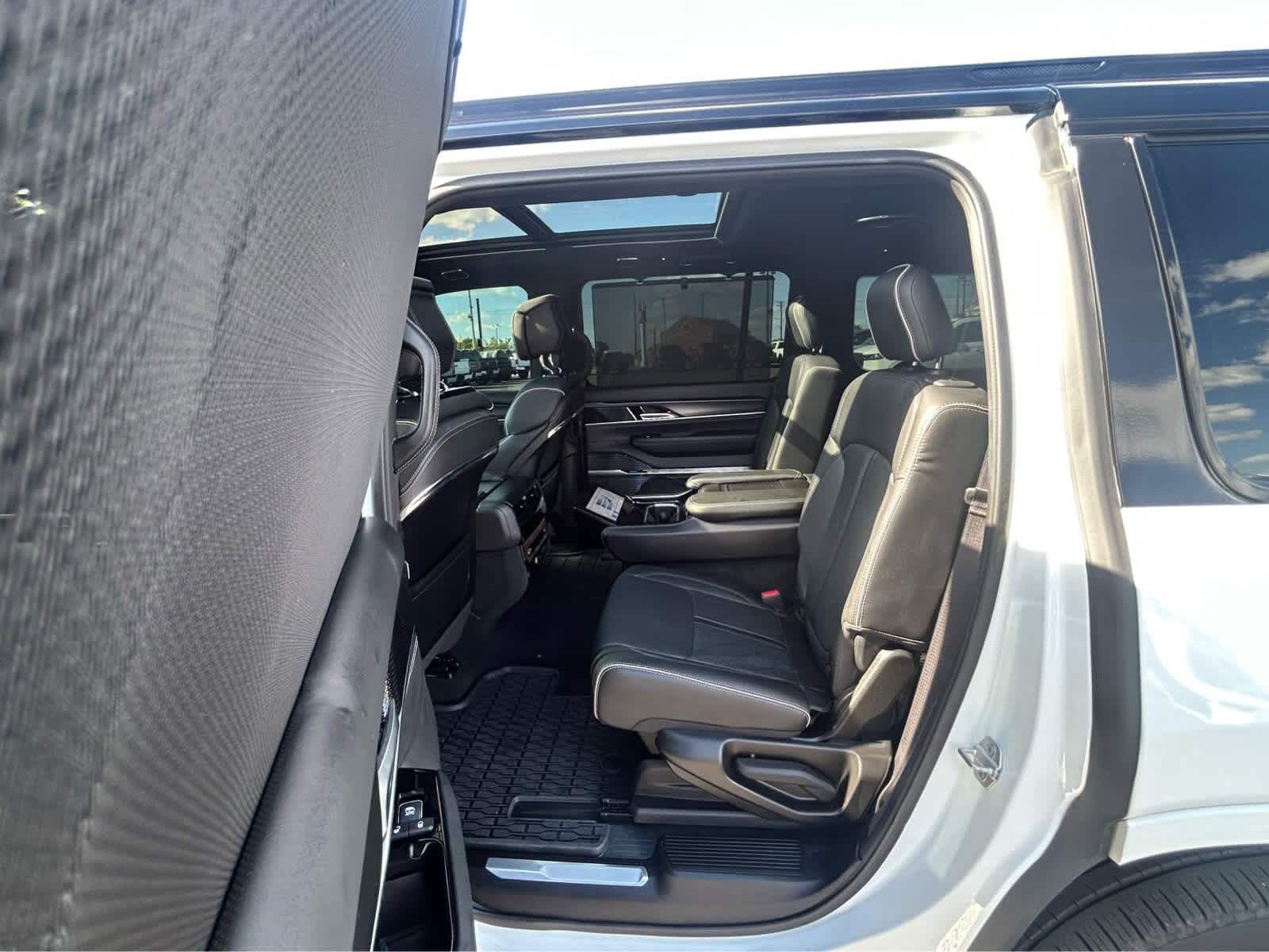 Used 2025 Jeep Grand Wagoneer Series II Obsidian w/ Quick Order Packagew 28T AWD/4WD image 14