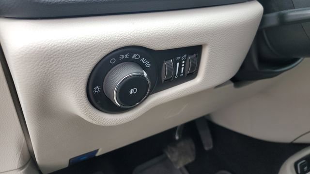 Certified 2024 Chrysler Pacifica Touring-L image 9