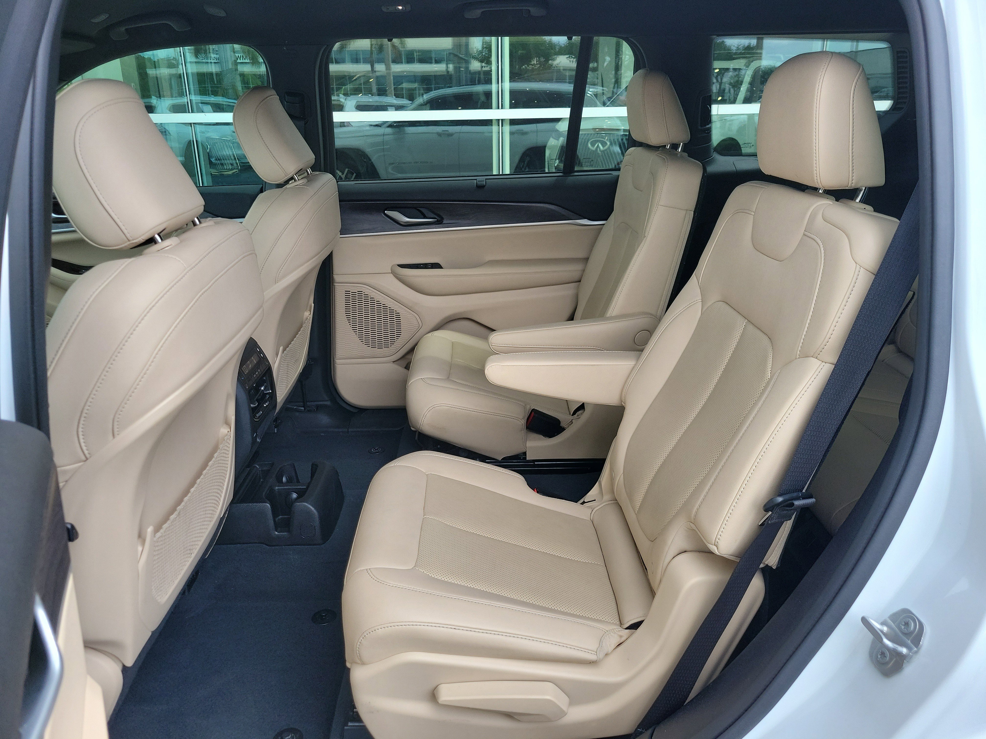 Used 2023 Jeep Grand Cherokee L Limited w/ Luxury Tech Group II AWD/4WD image 16