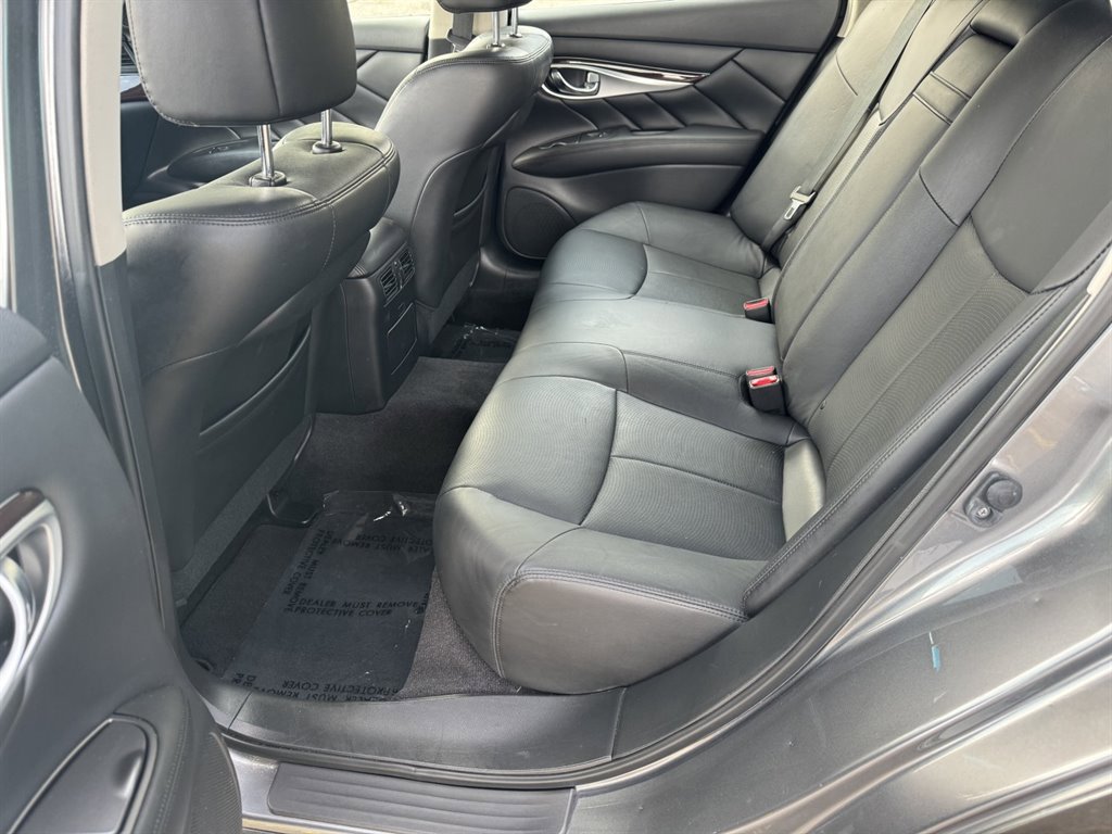 Used 2018 INFINITI Q70 Luxe image 14