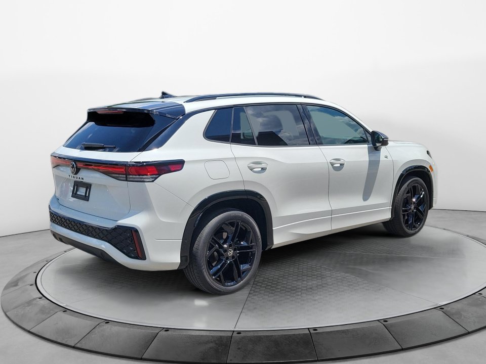 New 2026 Volkswagen Tiguan SE R-Line FWD image 7