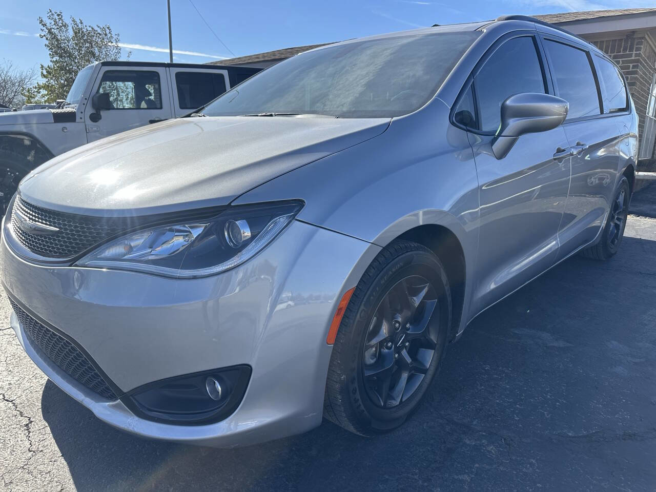 Used 2019 Chrysler Pacifica Touring-L w/ Premium Audio Group image 3