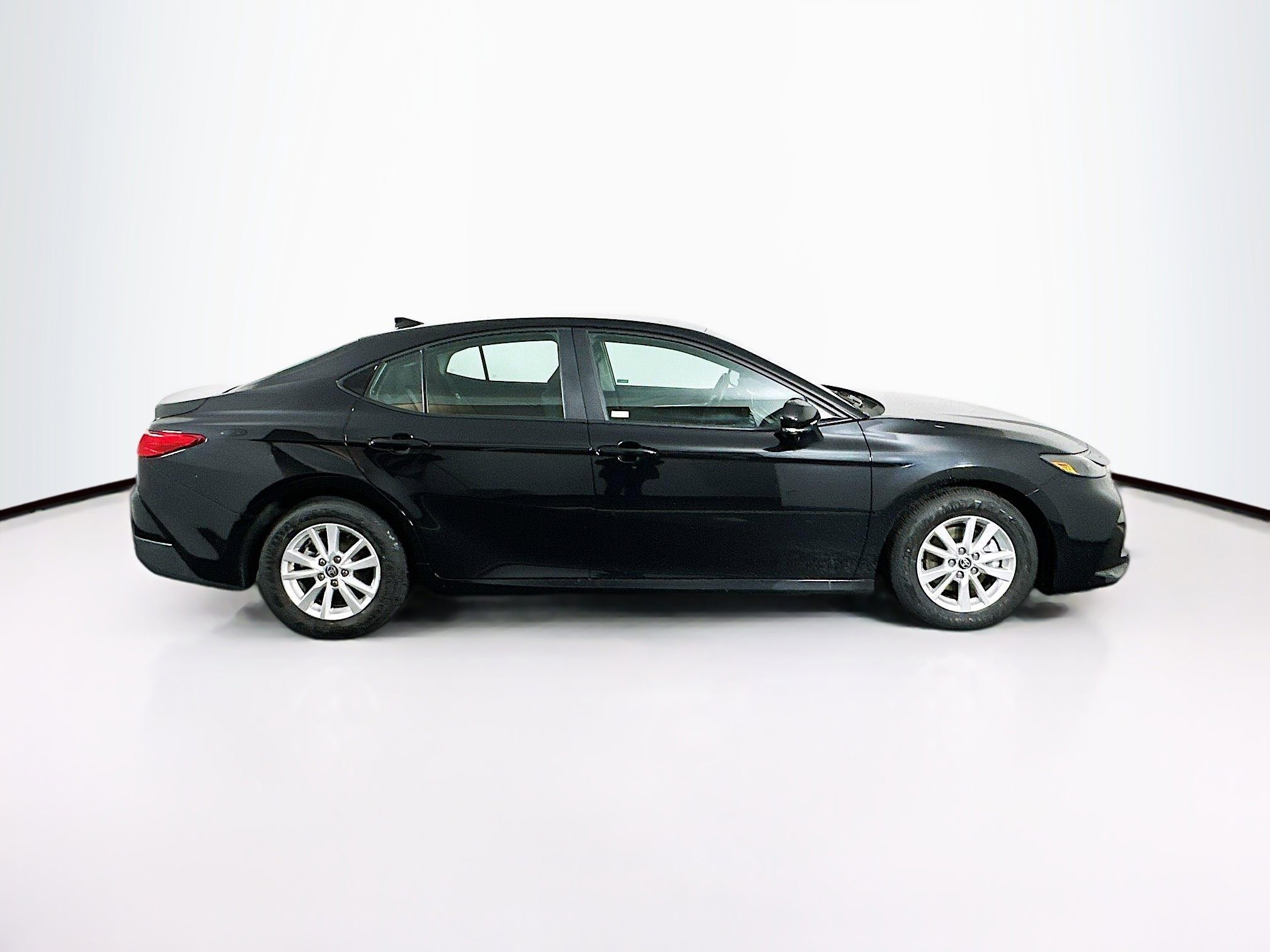 Used 2025 Toyota Camry LE image 10