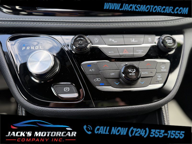 Used 2026 Chrysler Pacifica Limited FWD image 21