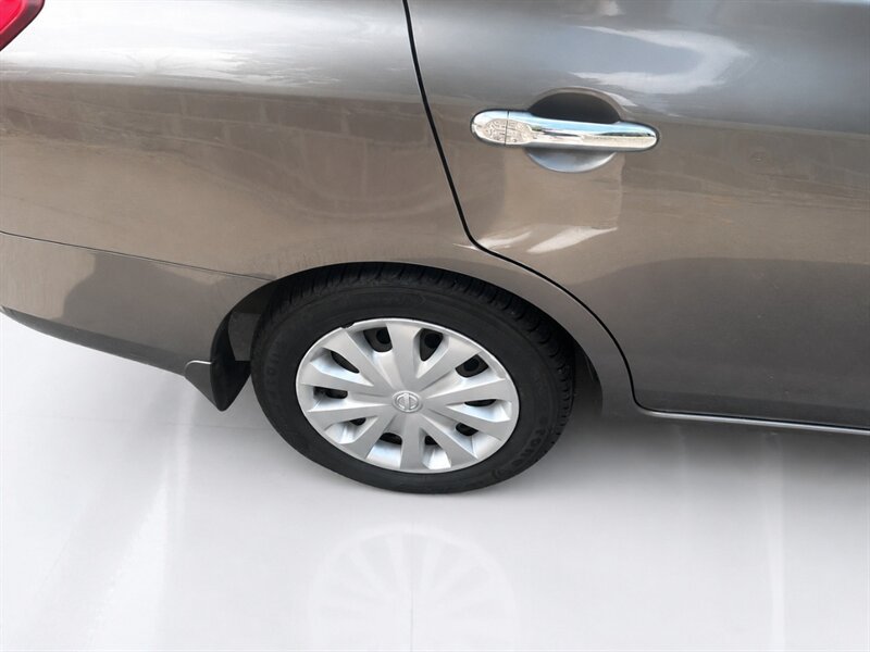 Used 2012 Nissan Versa SV FWD image 23