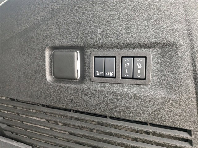 Used 2024 GMC Yukon XL Denali image 14