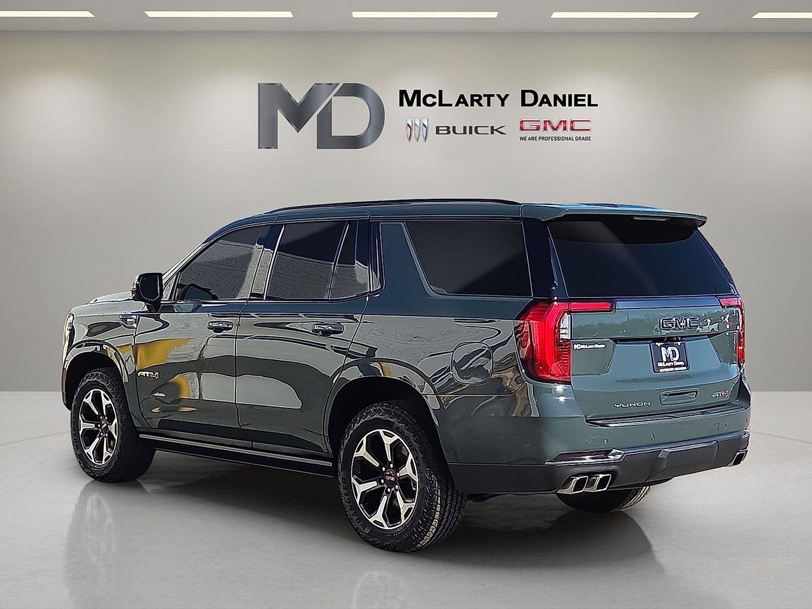 Used 2025 GMC Yukon AT4 w/ AT4 Premium Plus Package image 4