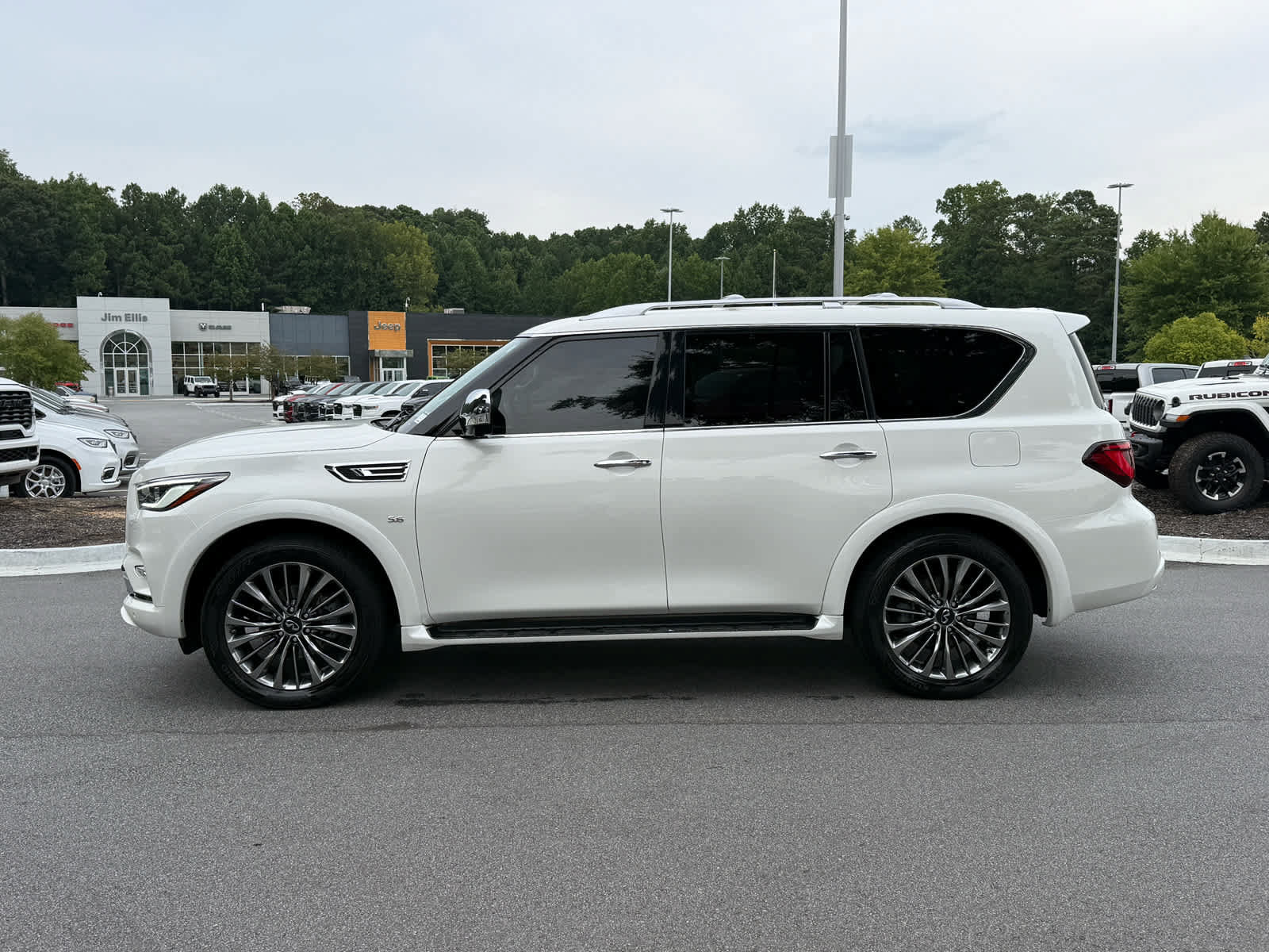 Used 2019 INFINITI QX80 Luxe w/ Proactive Package AWD/4WD image 2