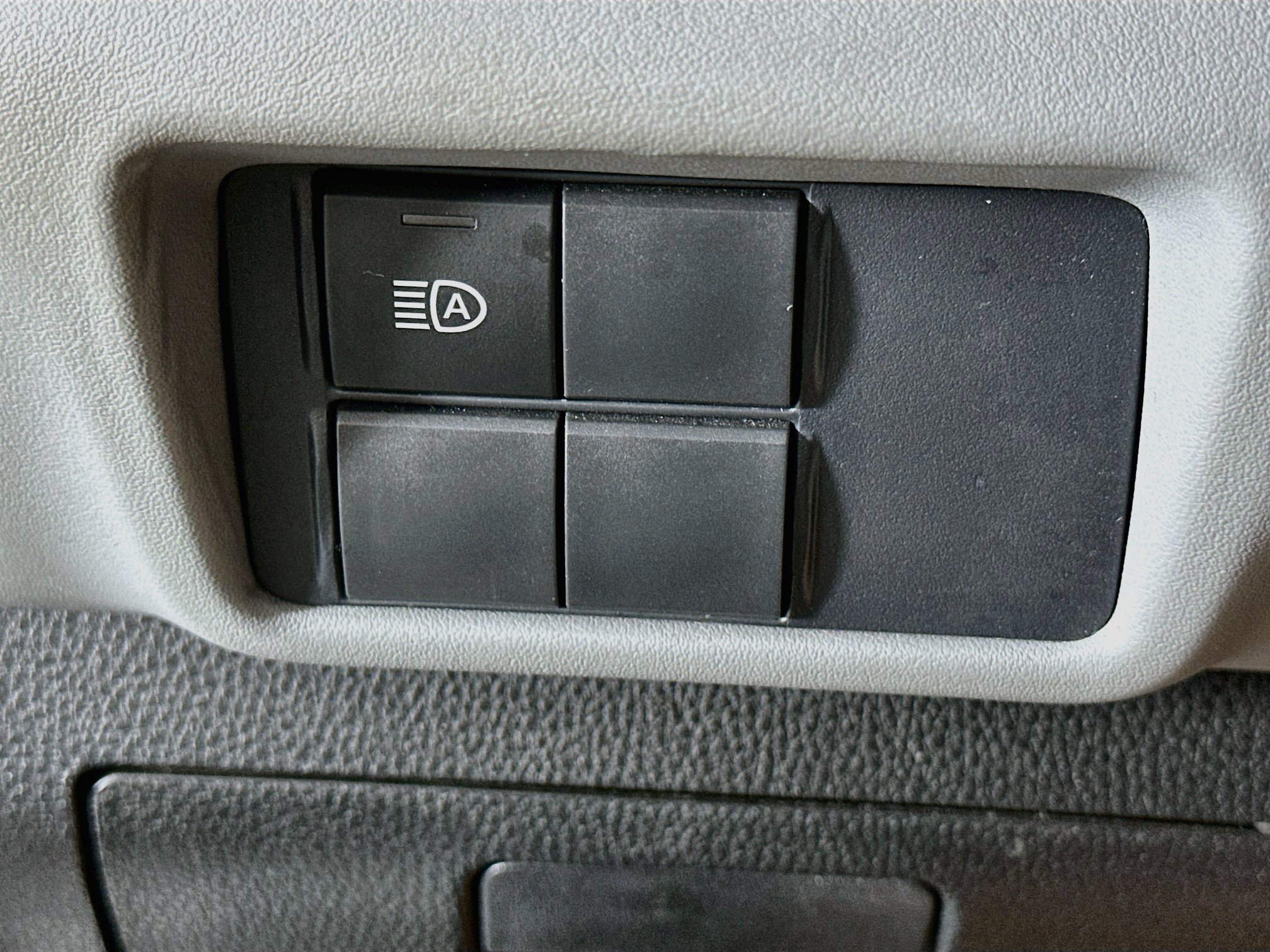 Used 2020 Toyota Highlander L FWD image 16