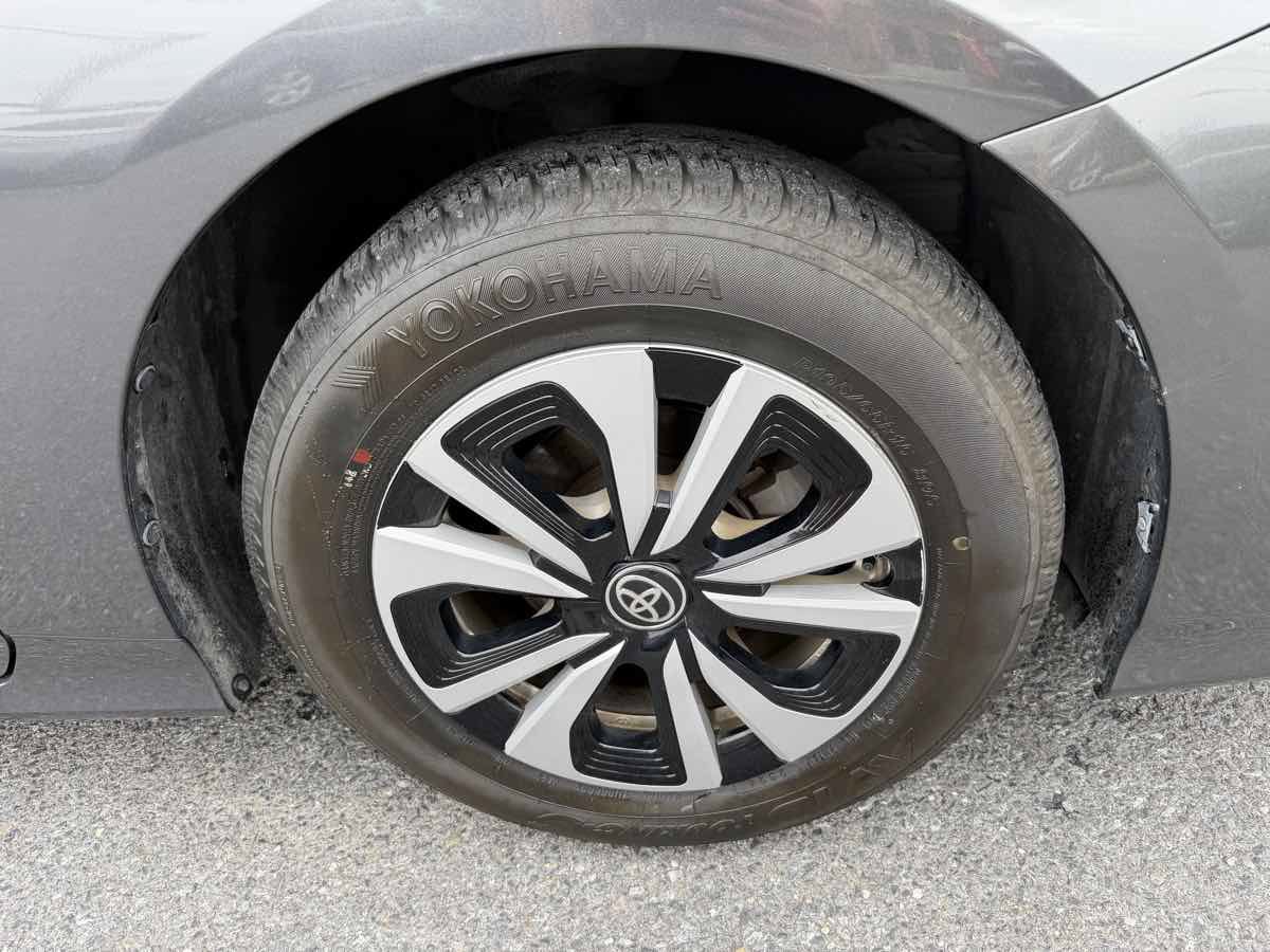 Used 2017 Toyota Prius Prime Premium FWD image 30