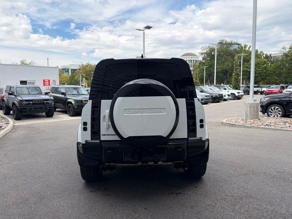 Used 2025 Land Rover Defender 110 X-Dynamic SE AWD/4WD image 7