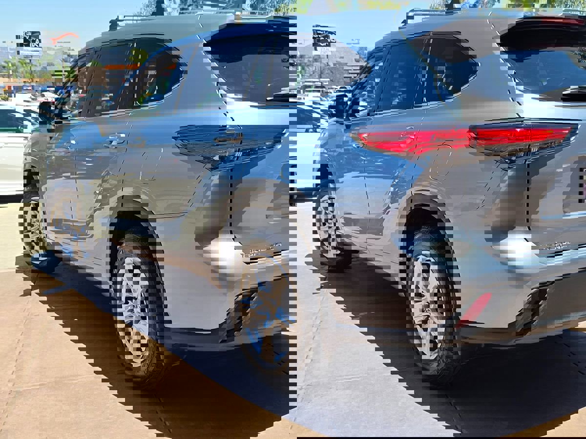 Used 2021 Toyota Highlander LE image 11