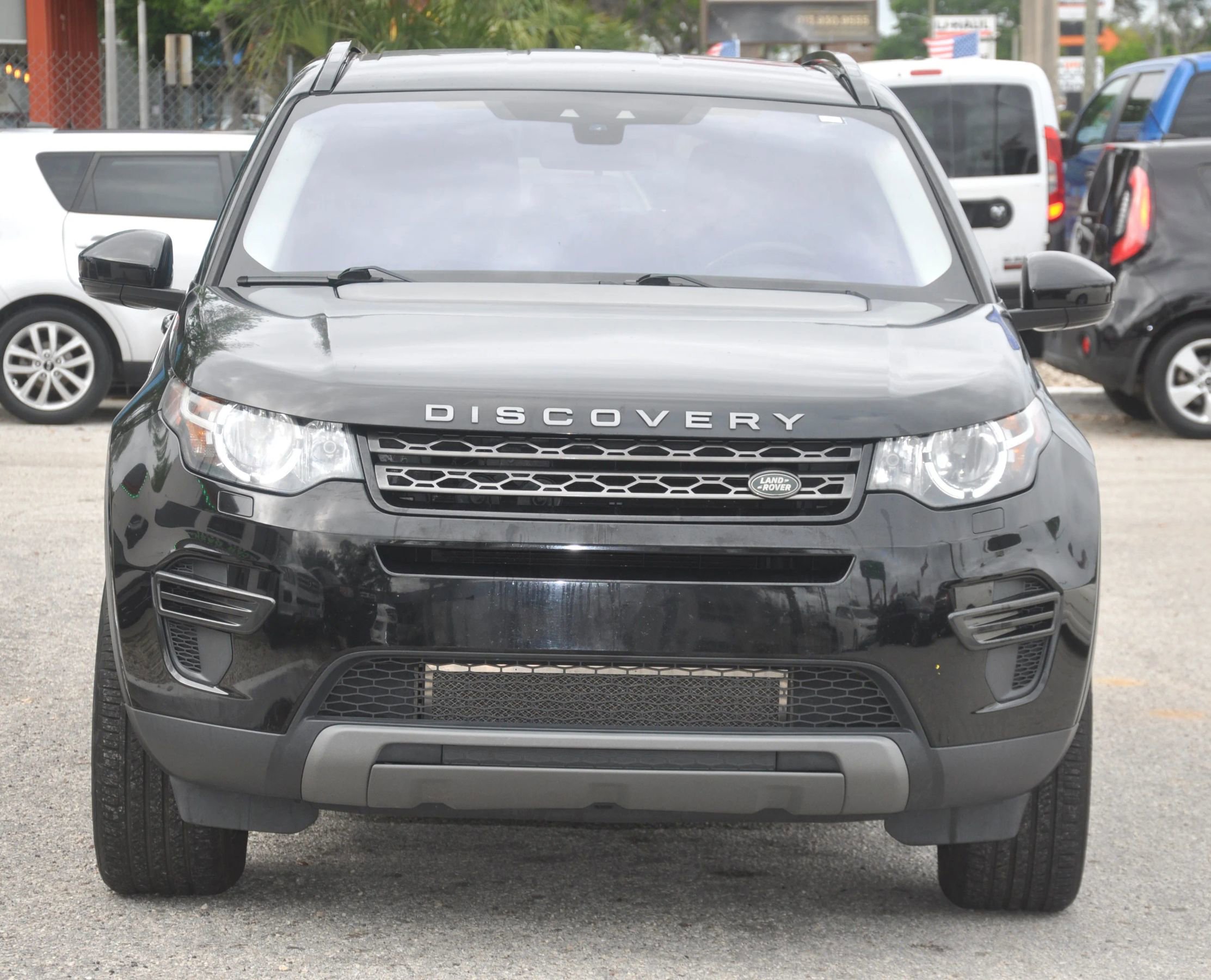 Used 2017 Land Rover Discovery Sport SE image 3
