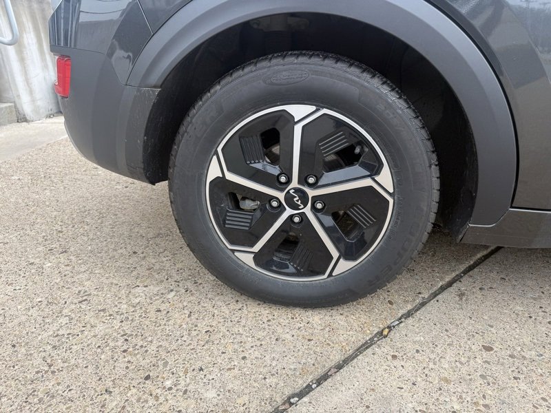 Used 2023 Kia Niro EX w/ EX Cold Weather Package image 7