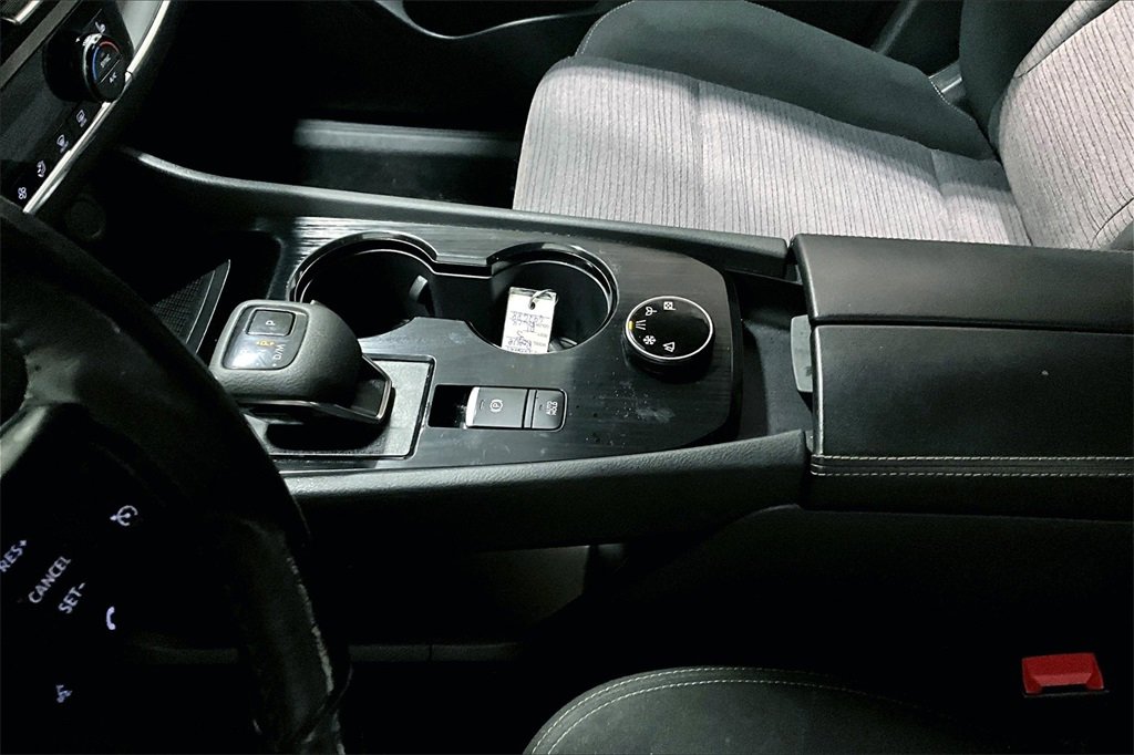 Used 2022 Nissan Rogue S image 18