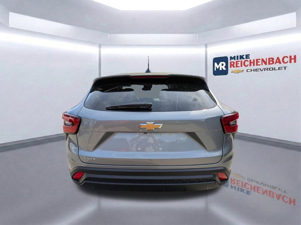 Used 2025 Chevrolet Trax LS w/ LS Convenience Package image 5
