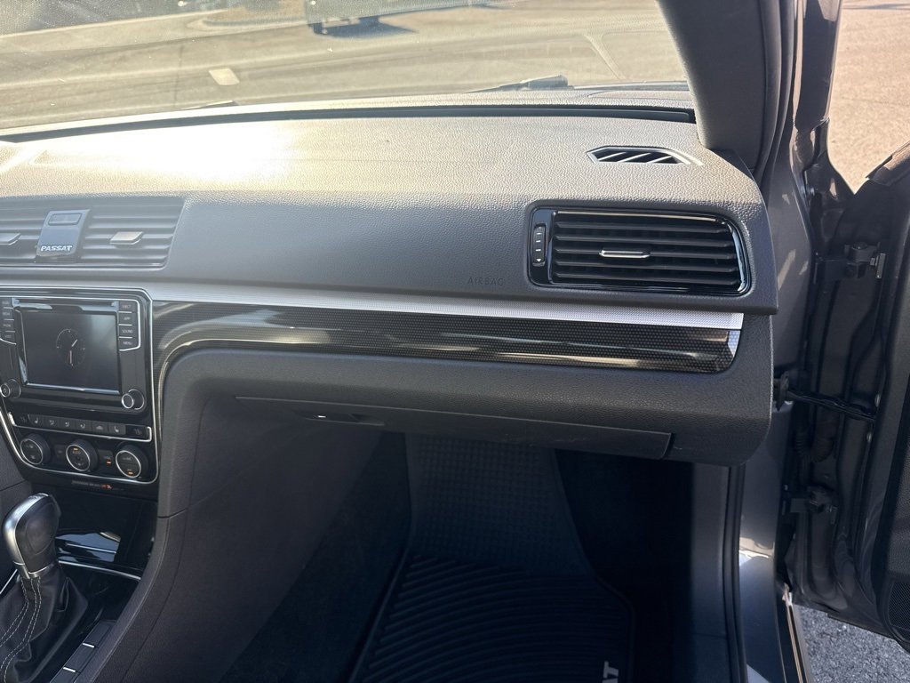 Used 2018 Volkswagen Passat 3.6 image 32
