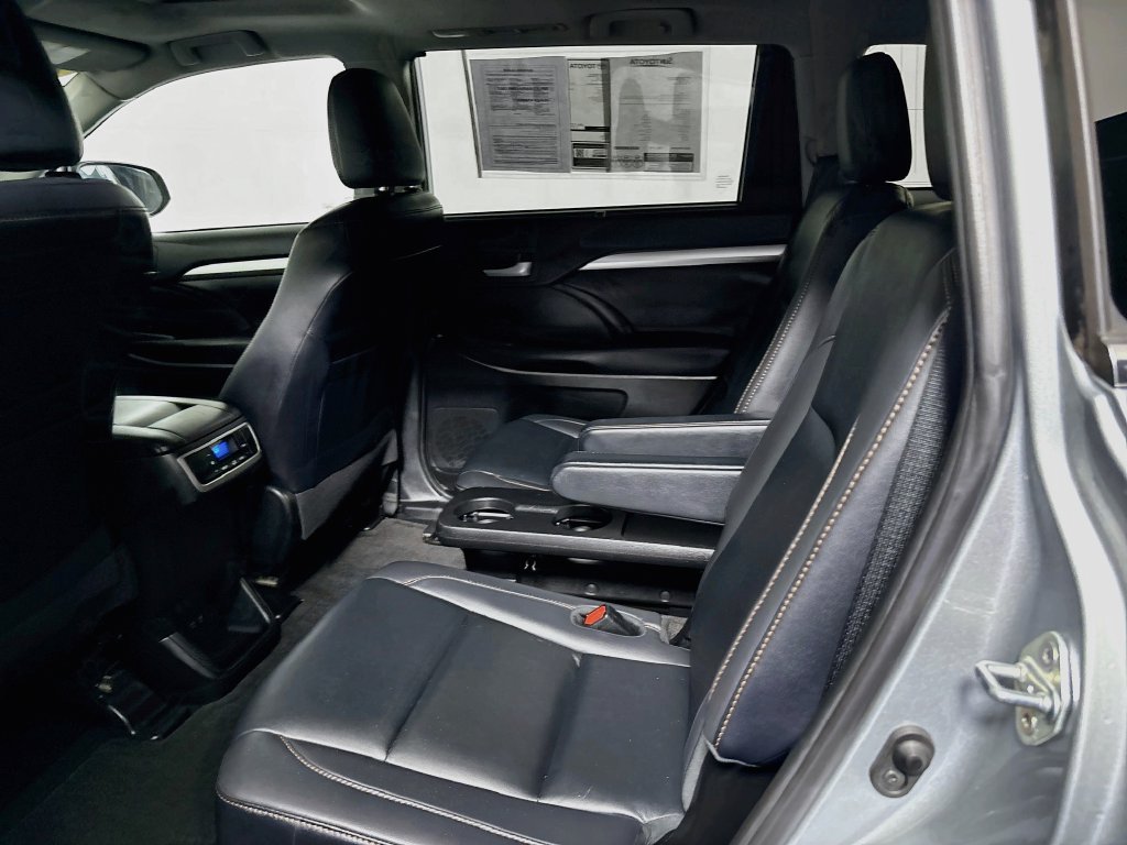 Used 2019 Toyota Highlander XLE AWD/4WD image 25