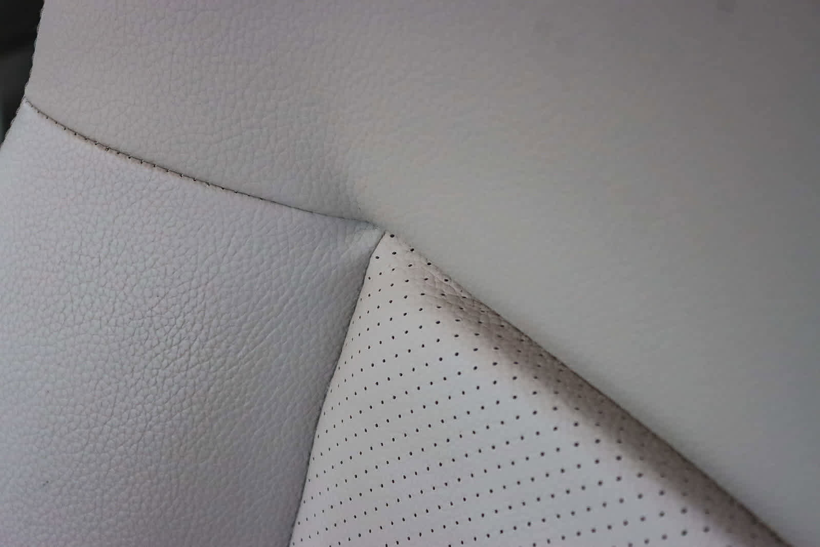 Used 2014 Mercedes-Benz E 350 4MATIC Sedan image 24