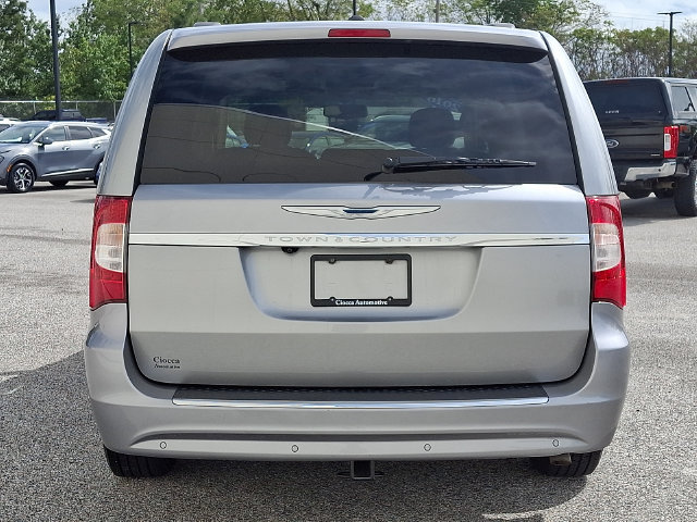 Used 2016 Chrysler Town & Country Touring-L FWD image 8