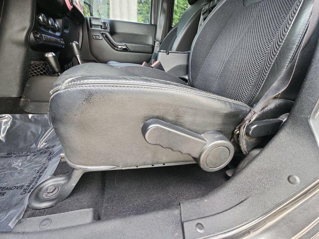 Used 2017 Jeep Wrangler Unlimited Sahara AWD/4WD image 14