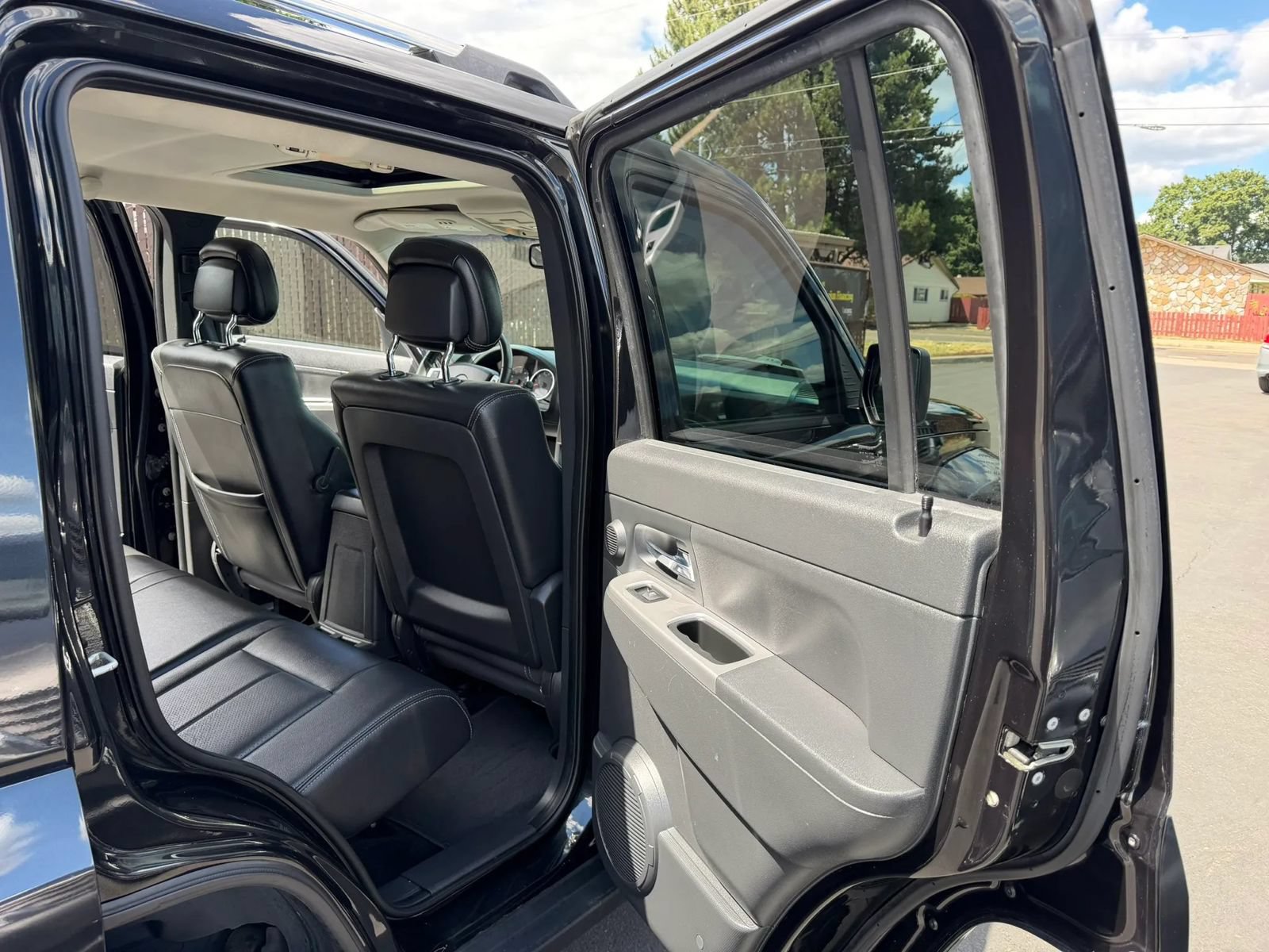 Used 2010 Jeep Liberty Limited w/ Tire & Wheel Group AWD/4WD image 13