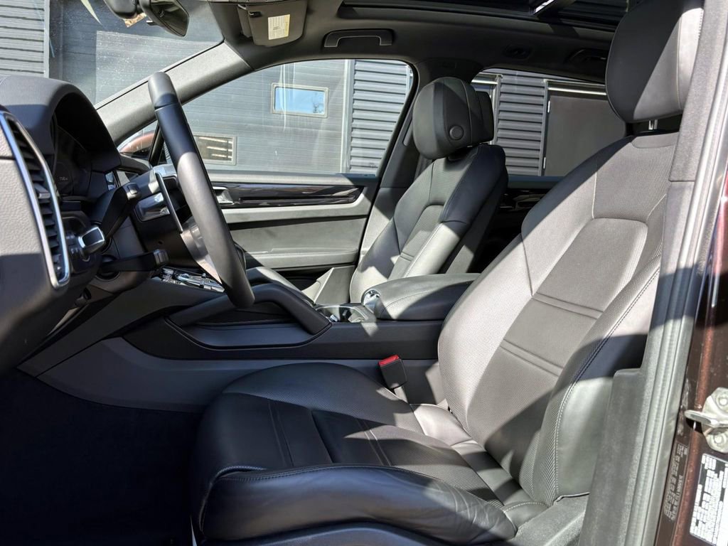 Certified 2022 Porsche Cayenne image 5