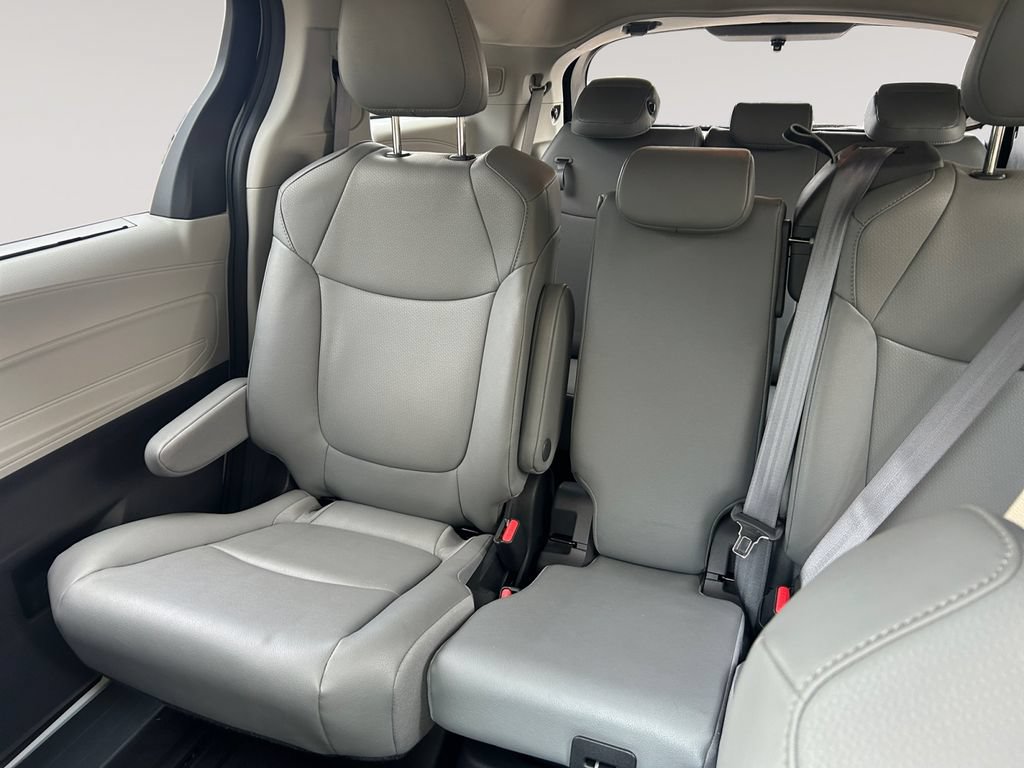 Used 2022 Toyota Sienna XLE w/ XLE Plus Package FWD image 13