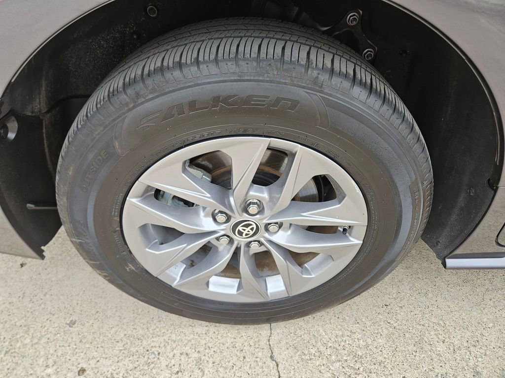 Used 2025 Toyota Sienna LE FWD image 25