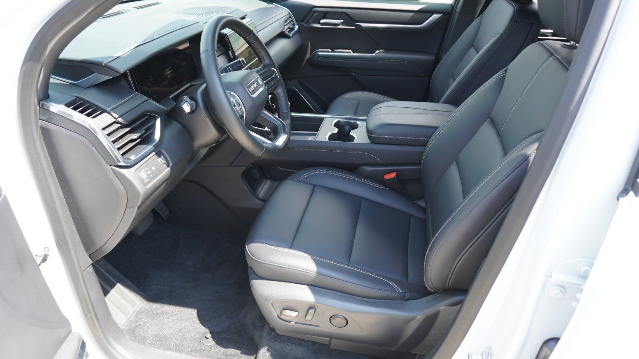 Used 2025 GMC Acadia Elevation w/ Elevation Premium Package FWD image 13