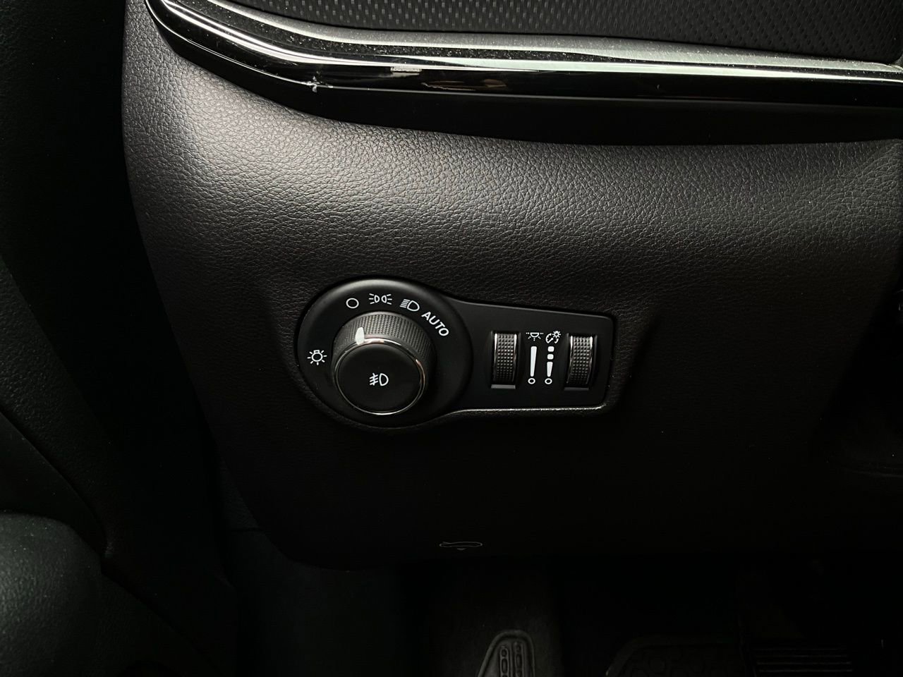 Used 2025 Jeep Compass Trailhawk image 21