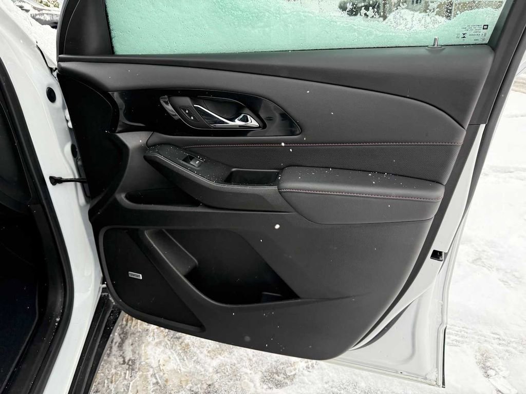Used 2023 Chevrolet Traverse RS image 39