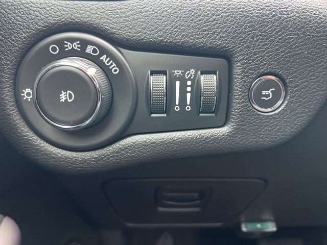 Used 2020 Jeep Cherokee Latitude Plus w/ Comfort/Convenience Group FWD image 23