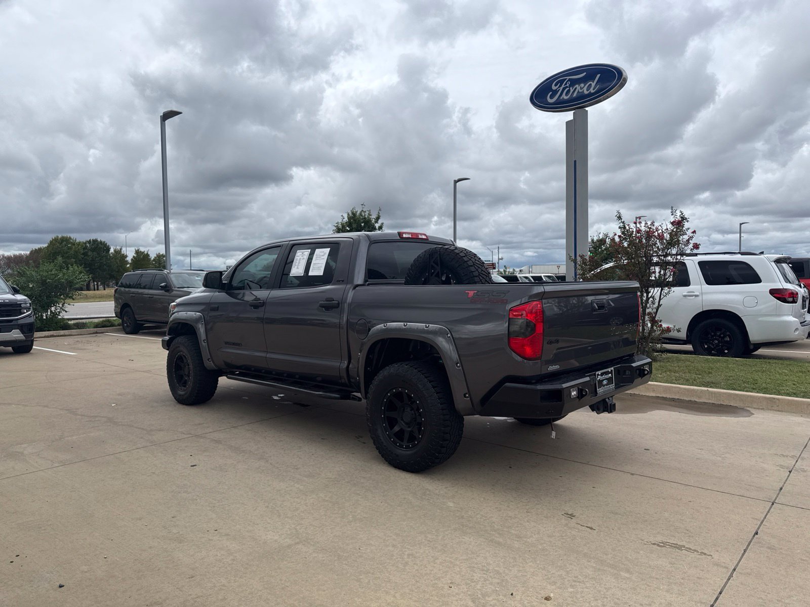 Used 2016 Toyota Tundra SR5 w/ SR5 Upgrade Package AWD/4WD image 3