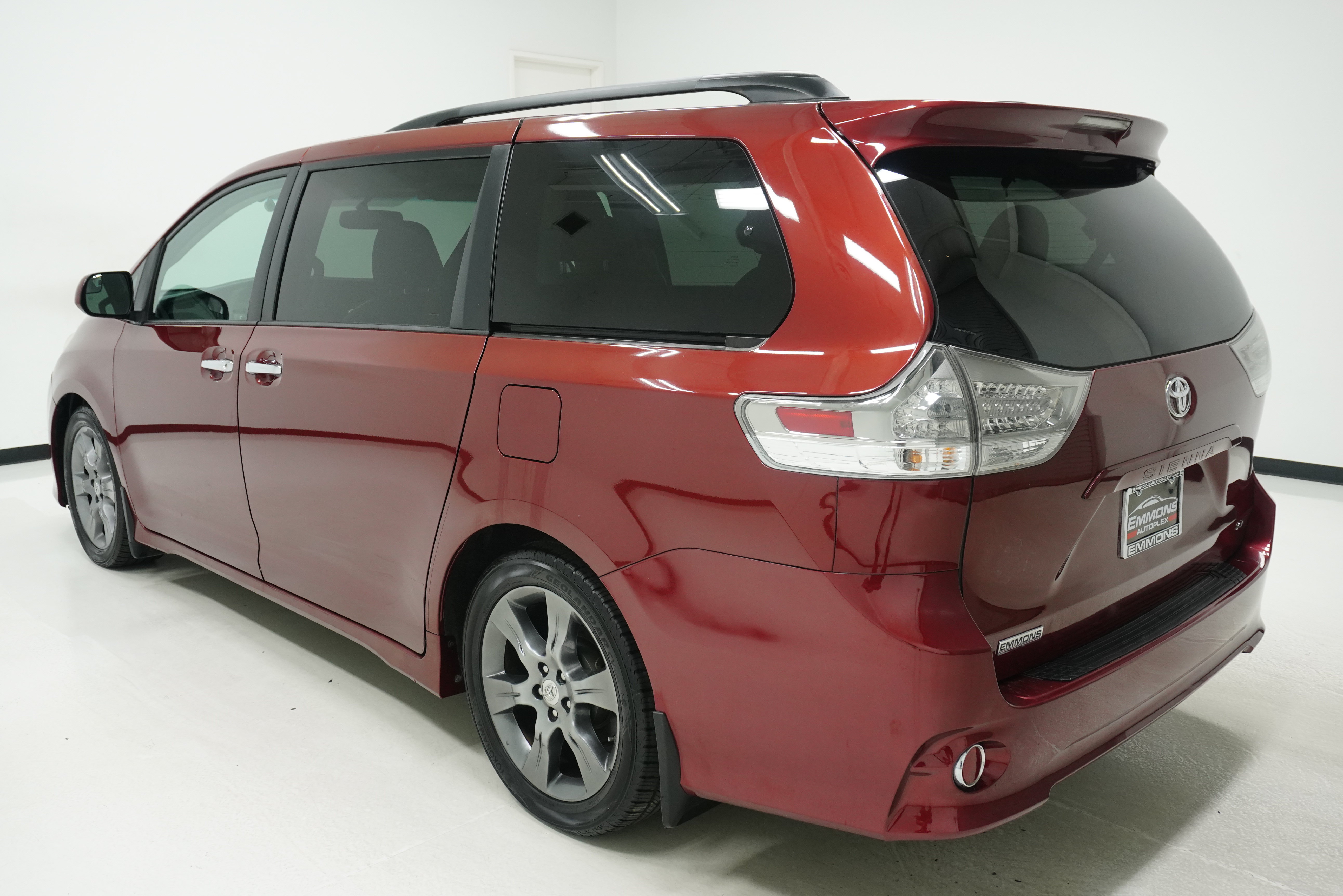 Used 2016 Toyota Sienna SE FWD image 6