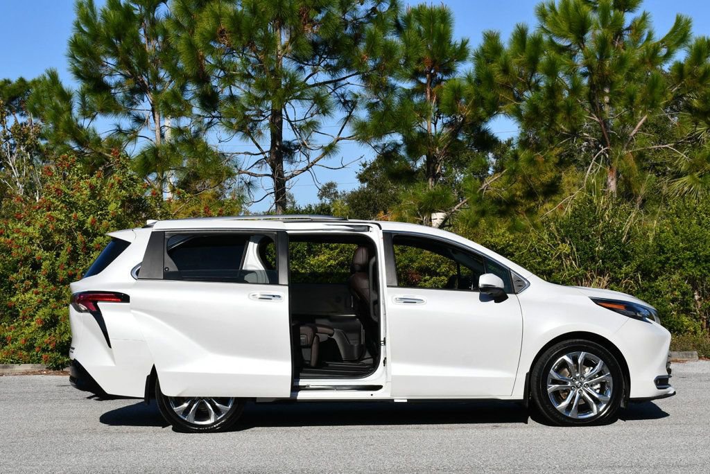 Used 2024 Toyota Sienna Platinum image 9
