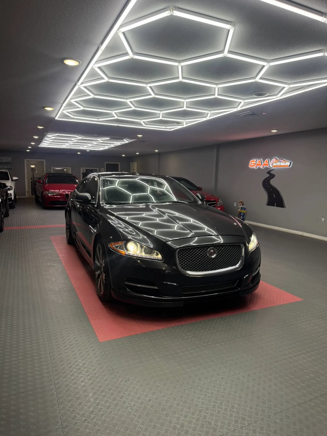 Used 2015 Jaguar XJ RWD image 1