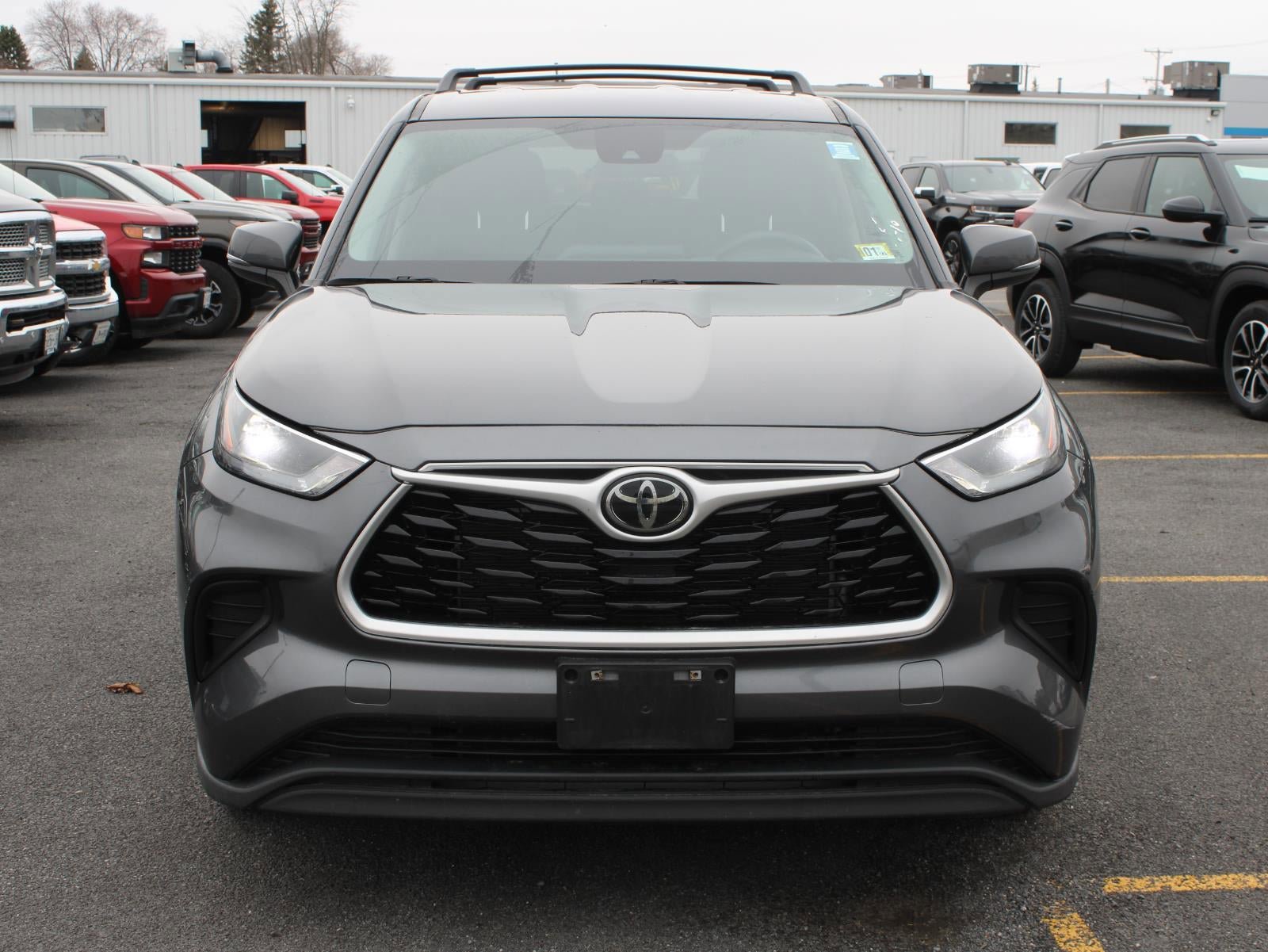 Used 2023 Toyota Highlander L FWD image 2