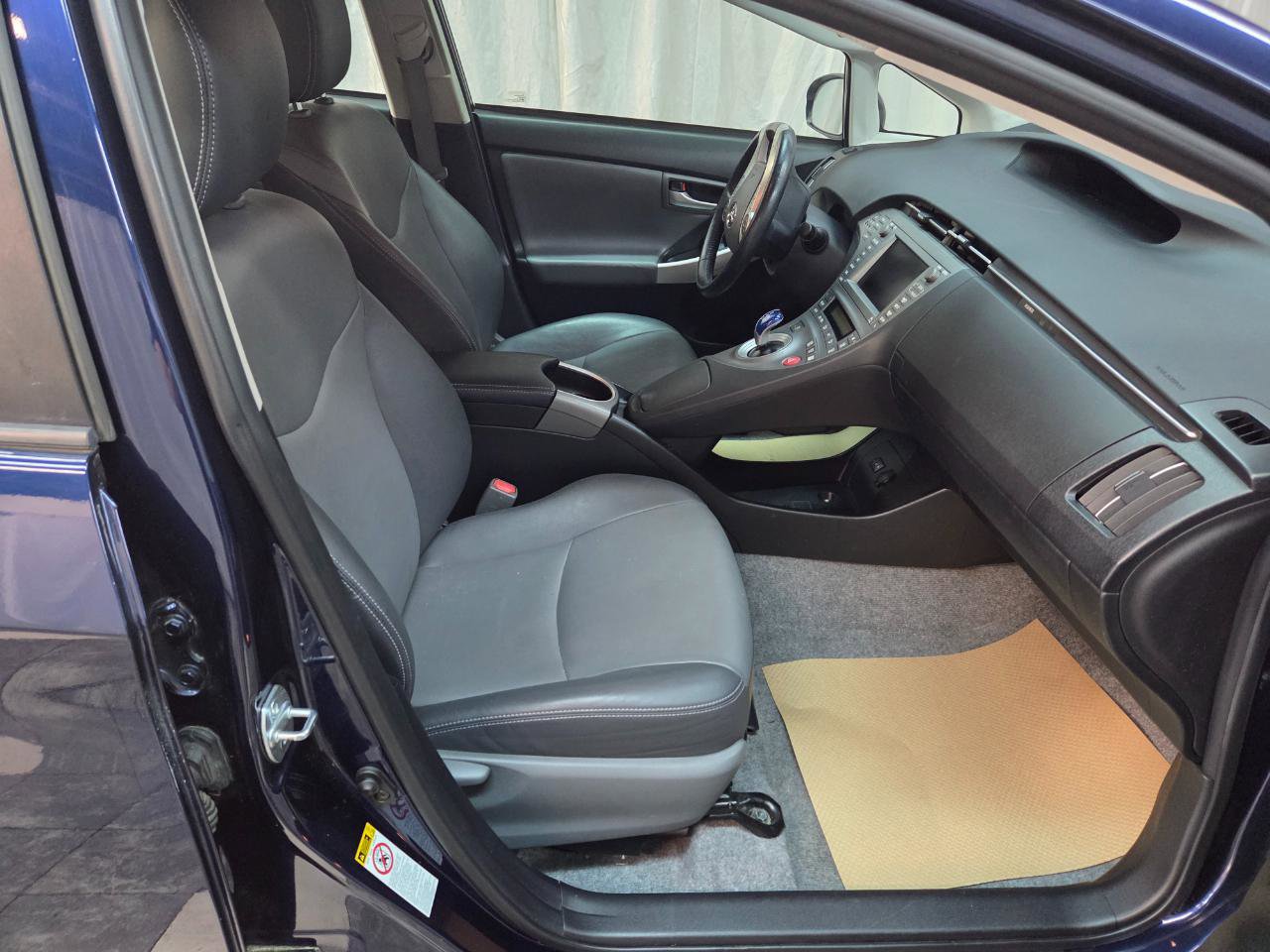 Used 2015 Toyota Prius Five w/ Advanced Technology Package FWD image 13