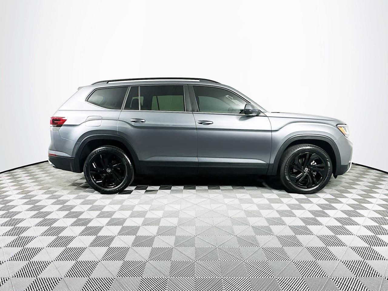 Used 2022 Volkswagen Atlas SE w/ Black Wheel Package image 7