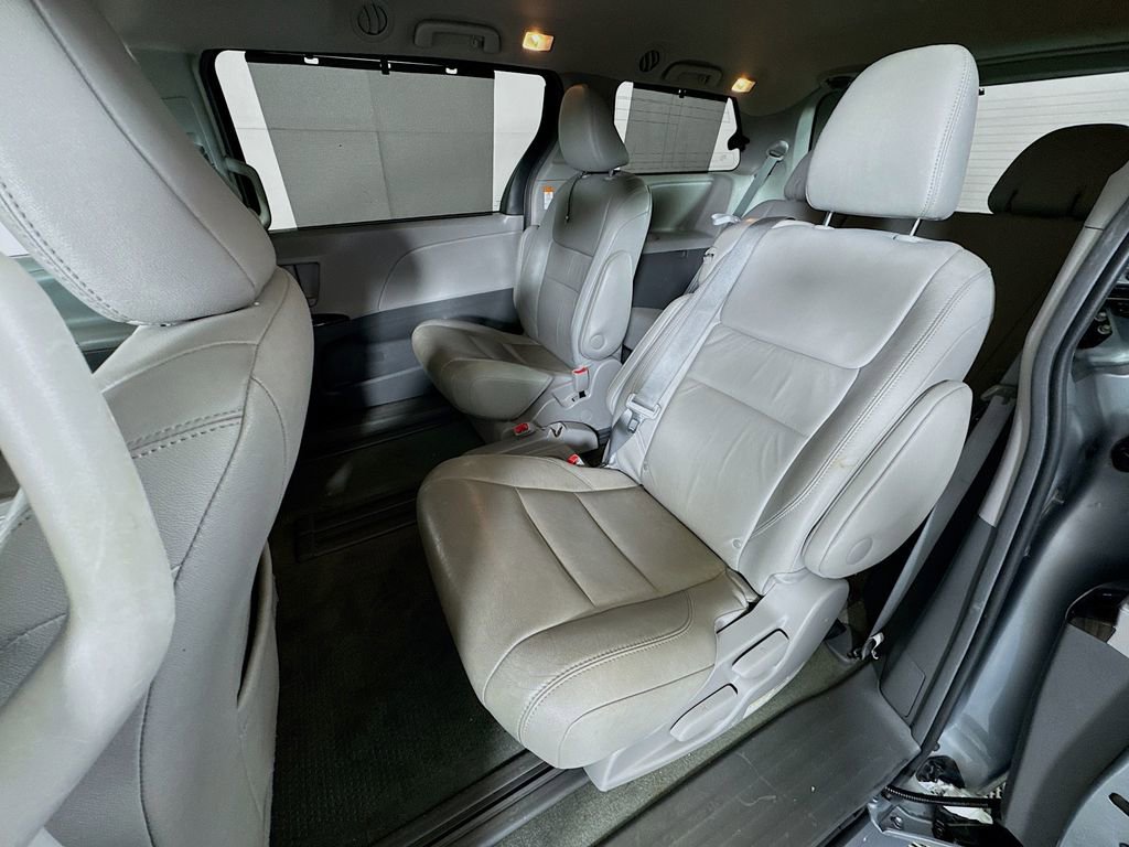Used 2015 Toyota Sienna XLE Premium image 25