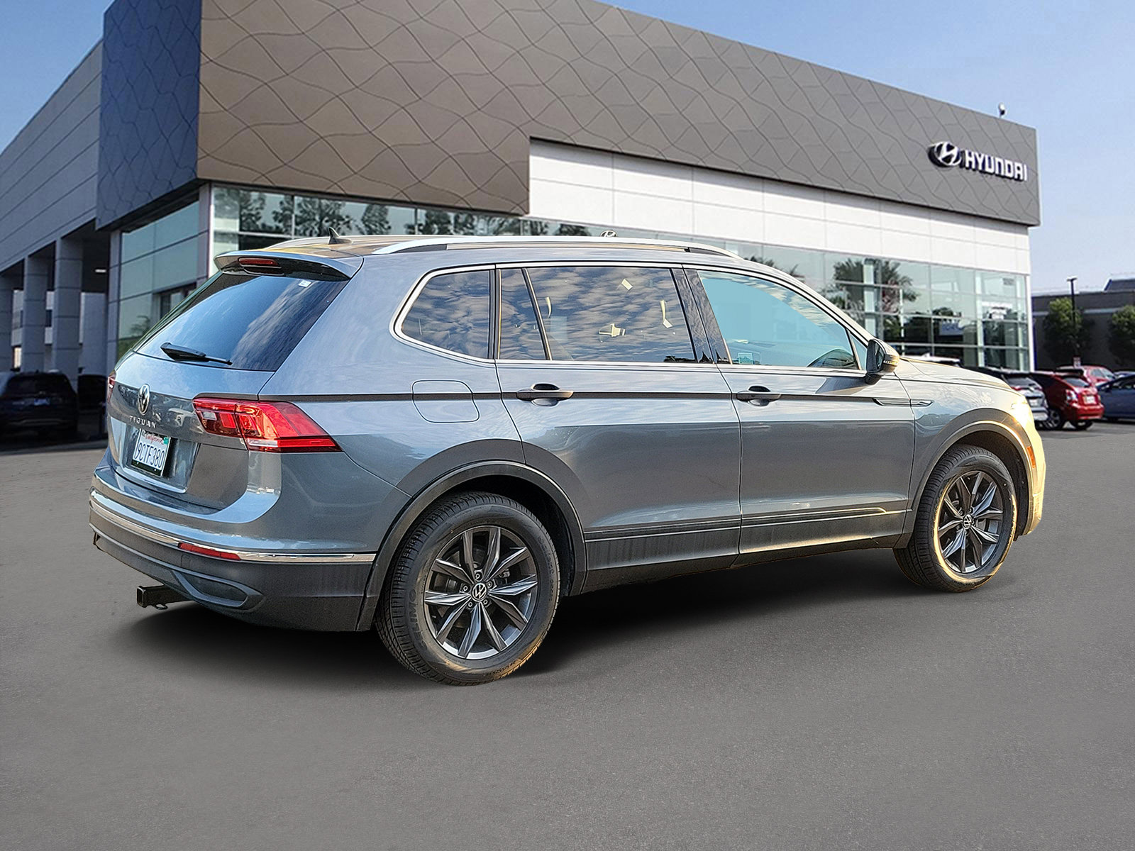 Used 2022 Volkswagen Tiguan SE FWD image 2