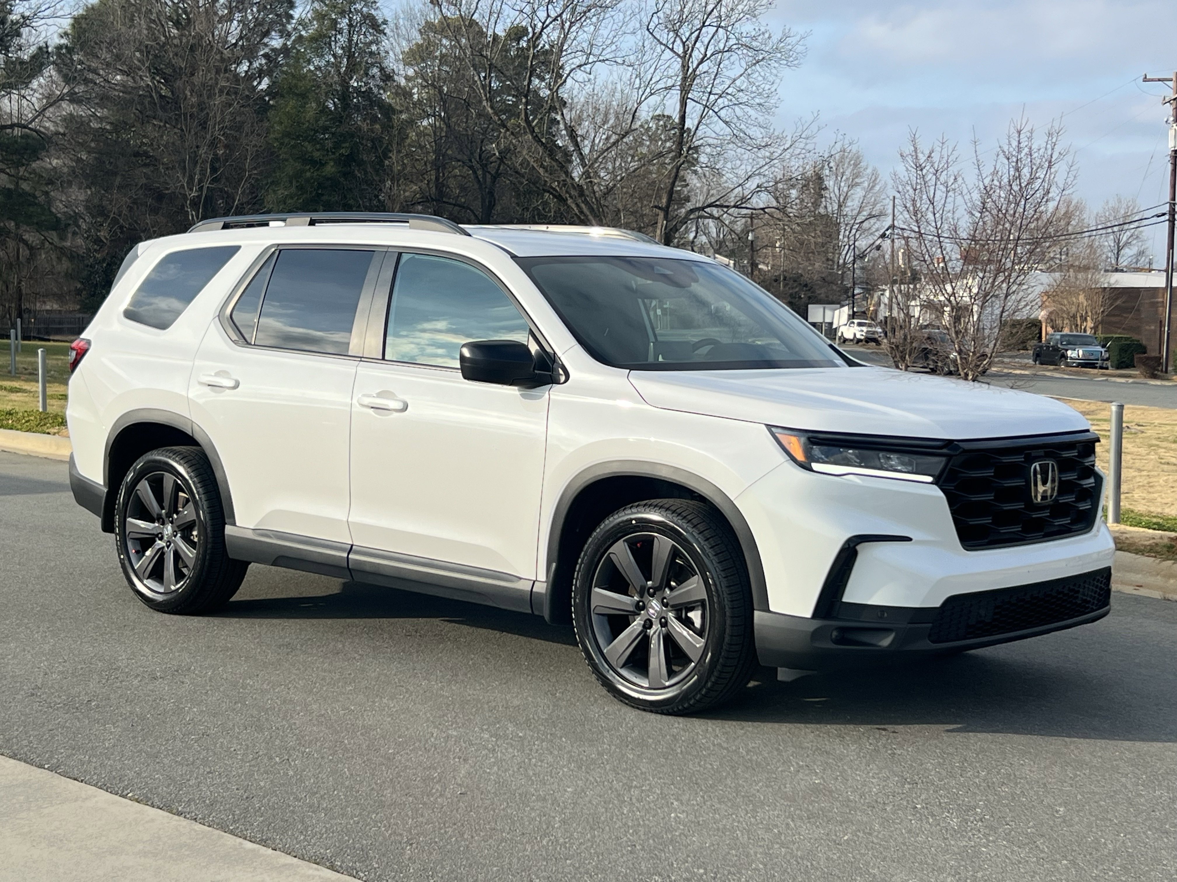 Used 2025 Honda Pilot Sport image 2