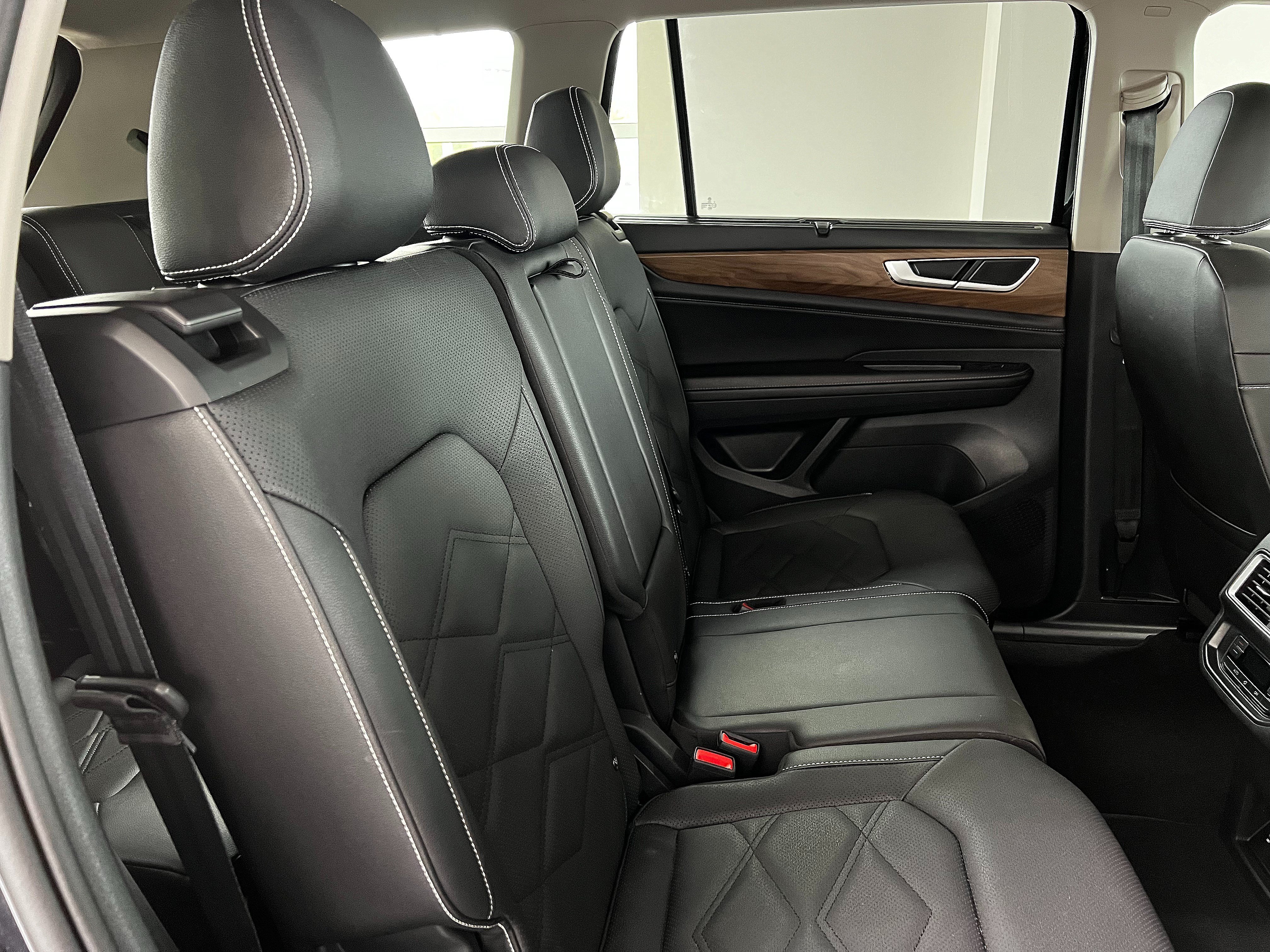 Used 2025 Volkswagen Atlas SE AWD/4WD image 28