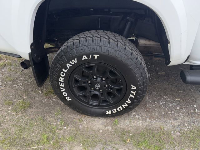 Used 2019 Toyota Tacoma SR5 w/ Four Season Floor Mat Package AWD/4WD image 13