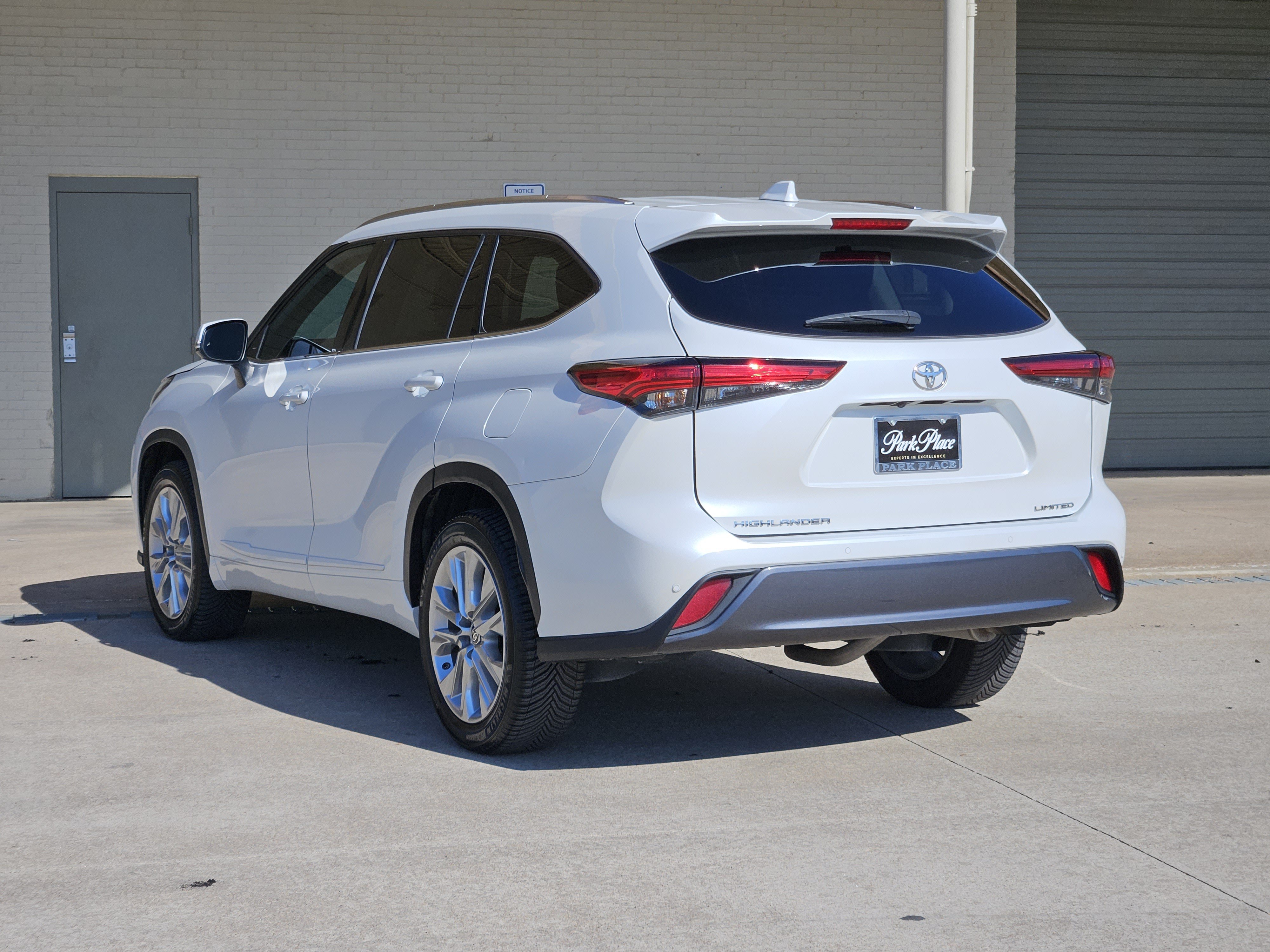 Used 2022 Toyota Highlander Limited FWD image 6