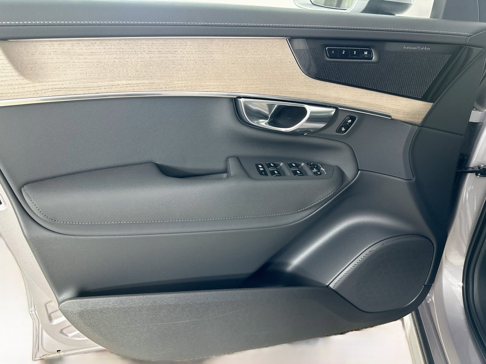 New 2026 Volvo XC90 T8 Plus w/ Protection Package Premier AWD/4WD image 16